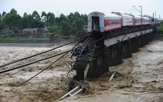 大暴雨对万州铁路的影响「铁路桥被洪水冲垮的原因」 苹果资讯