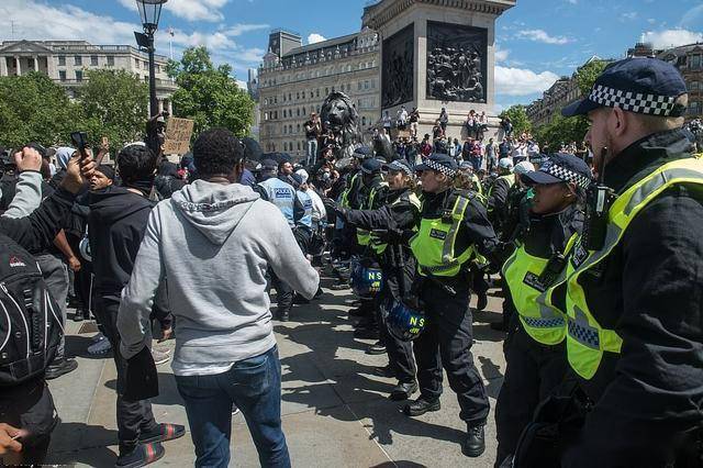 英国脱欧再现变数，北爱尔兰爆发骚乱致1人死亡，对此你怎么看「英国多地爆发骚乱的原因」 应用测评